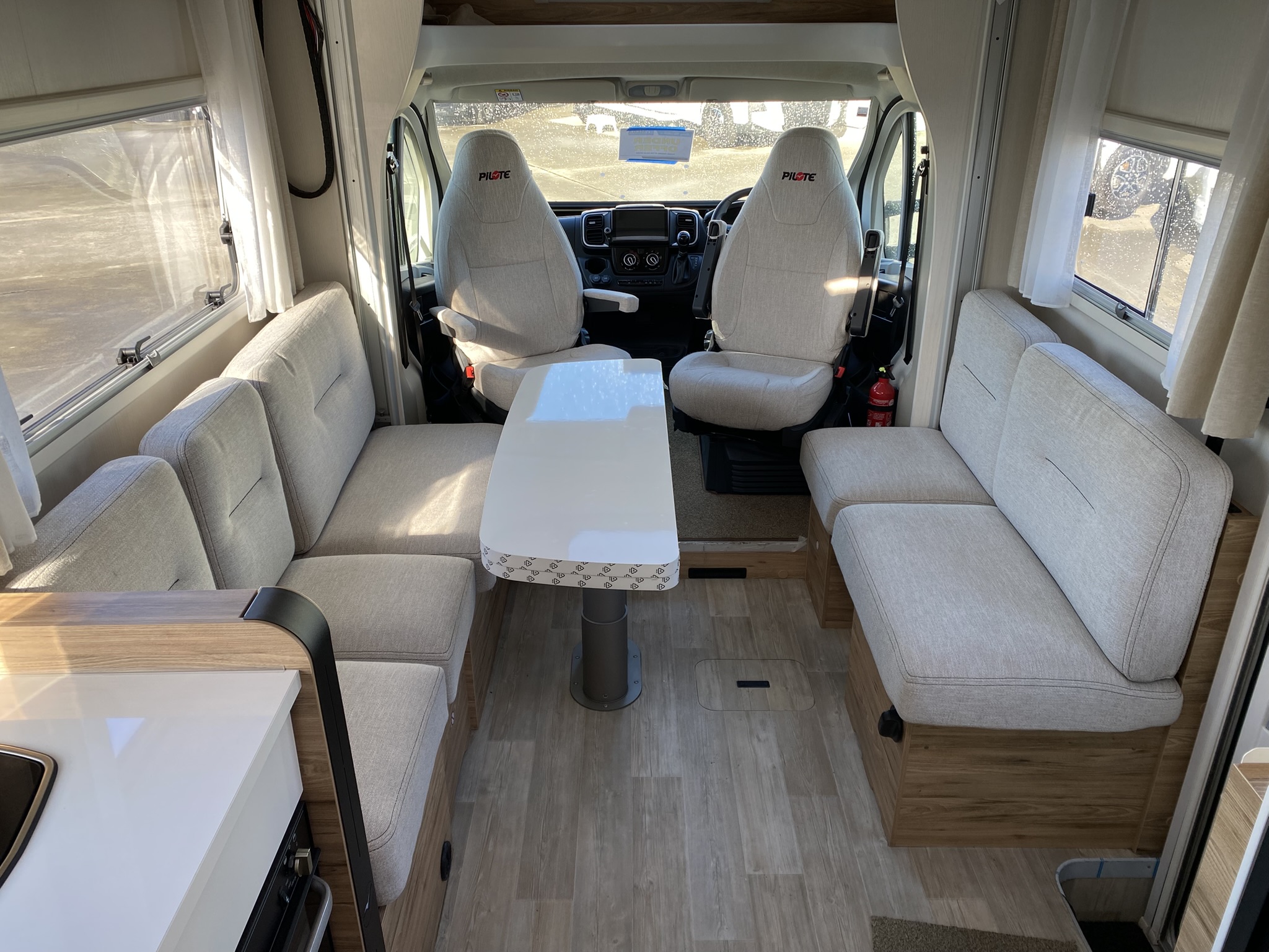 Pilote Pacific P696D
