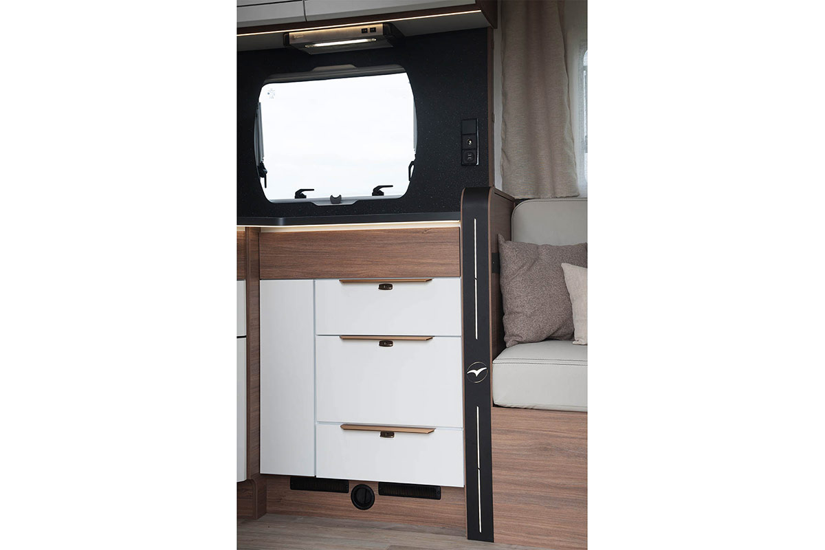 Pilote Pacific P696D