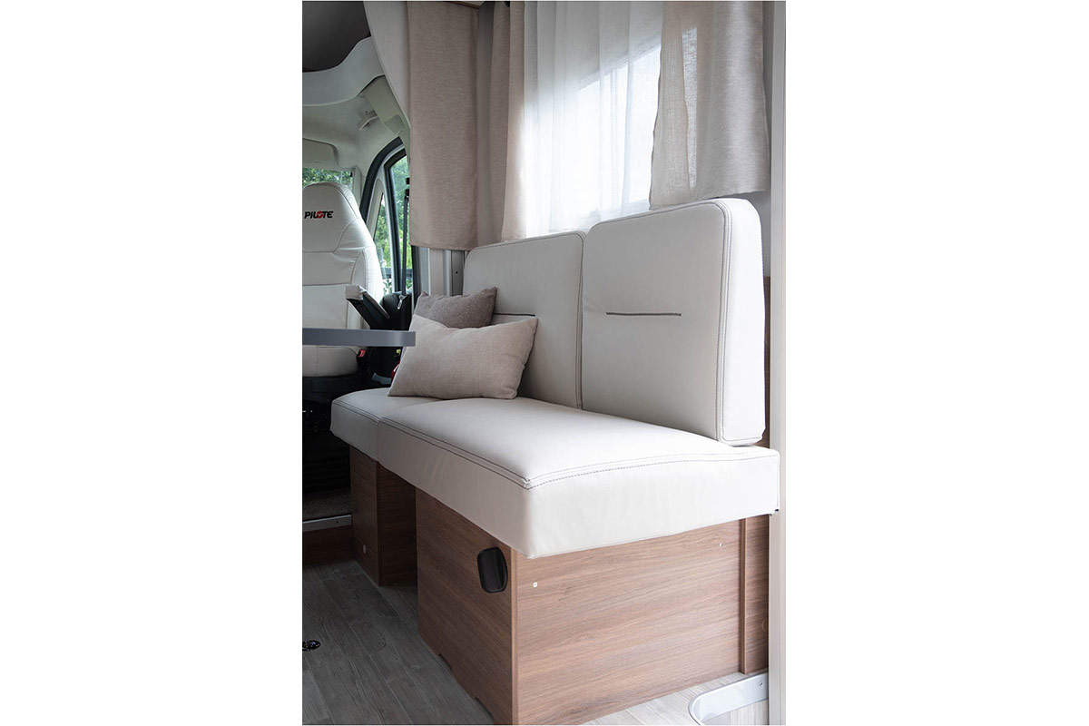 Pilote Pacific P696D