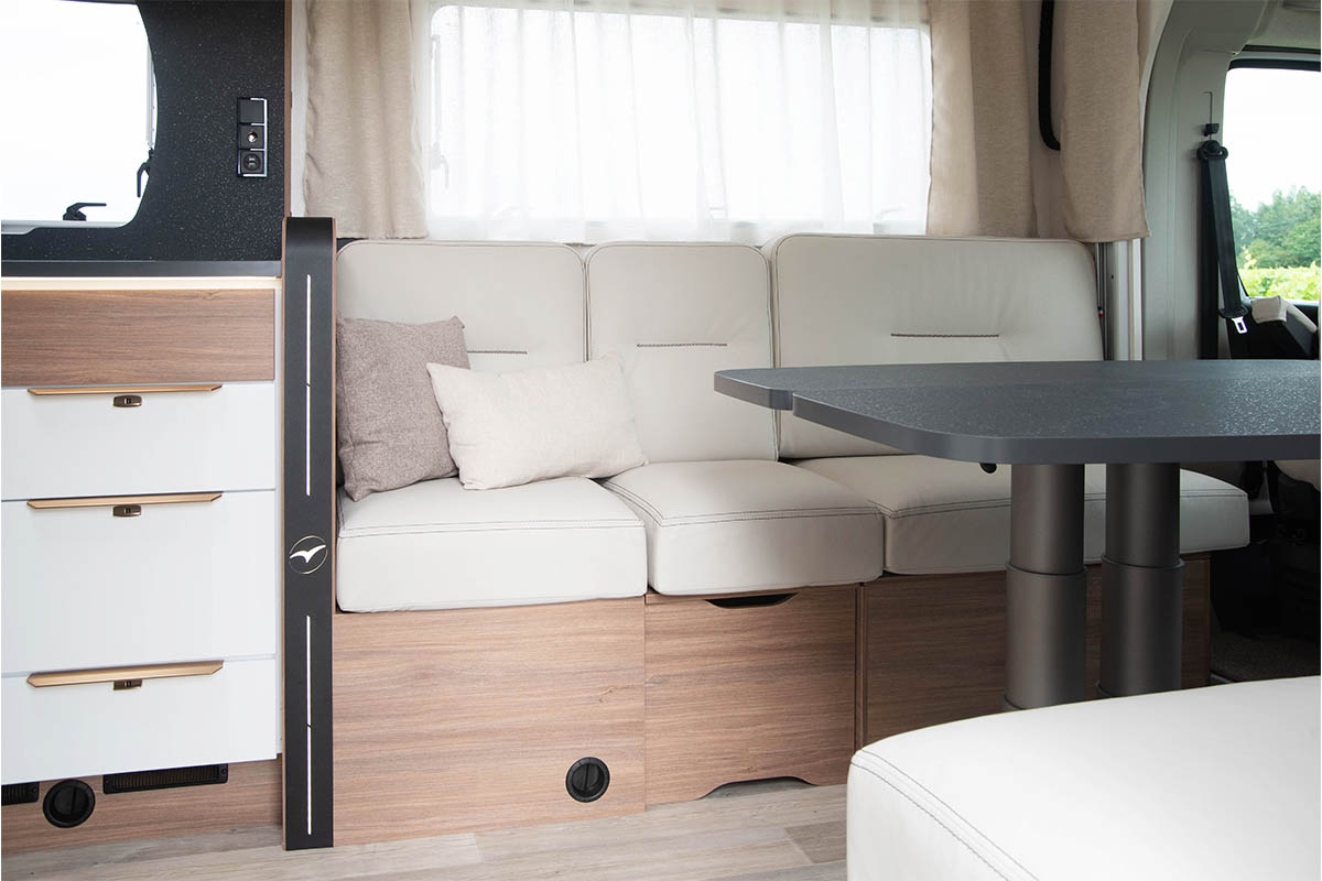 Pilote Pacific P696D