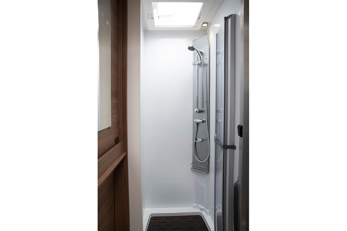 Pilote Pacific P696D