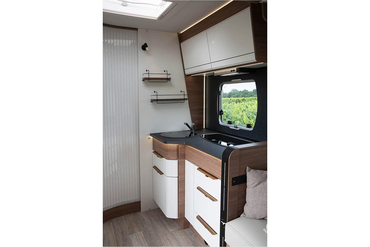 Pilote Pacific P696D