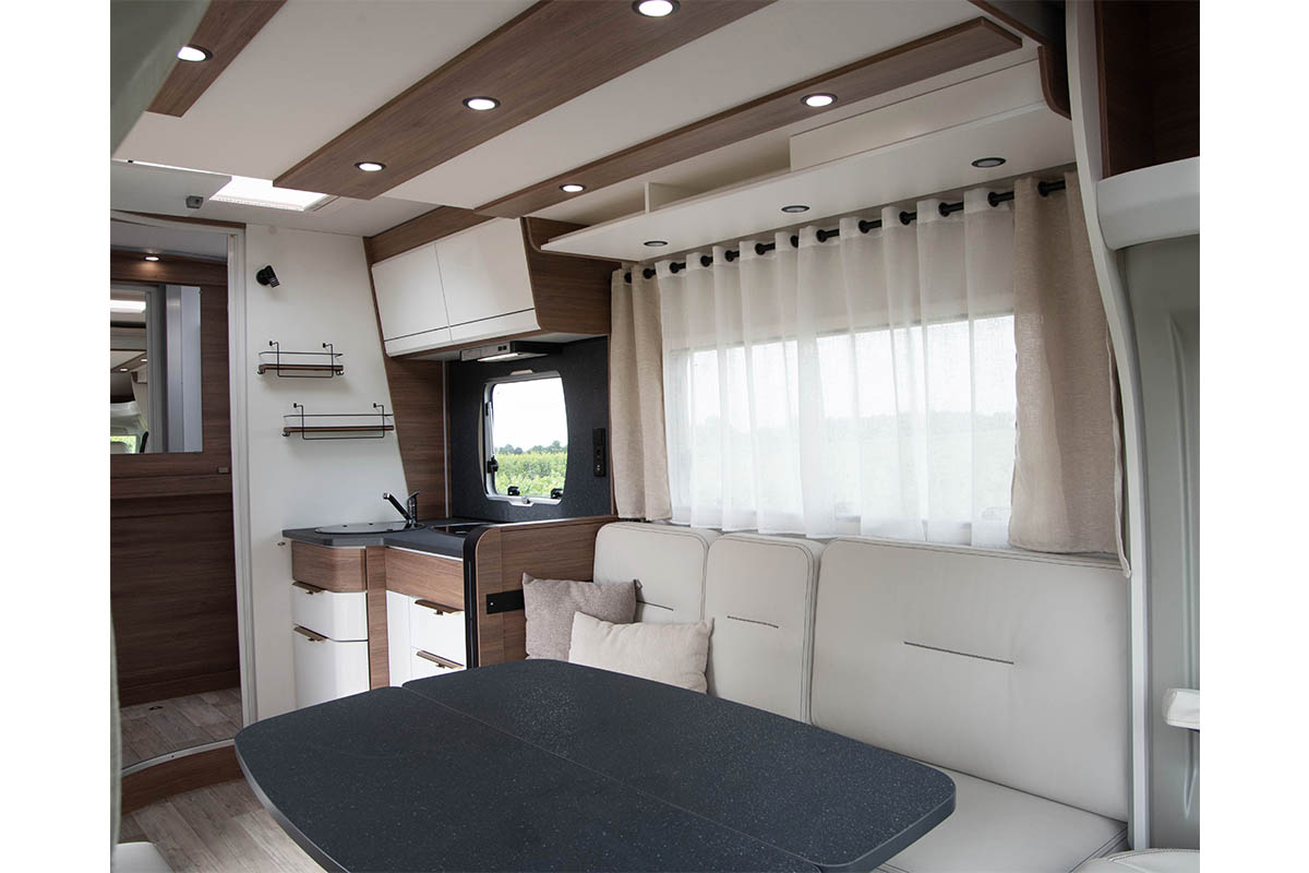 Pilote Pacific P696D