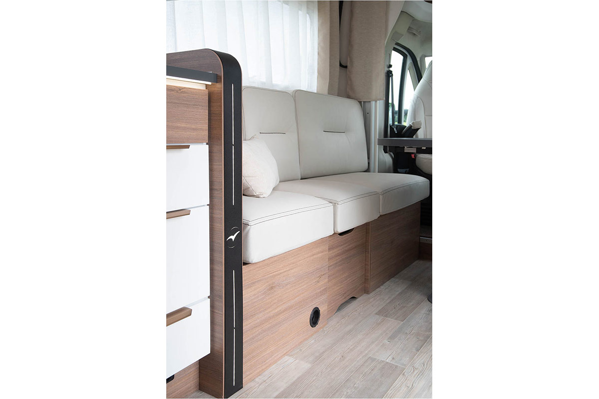 Pilote Pacific P696D