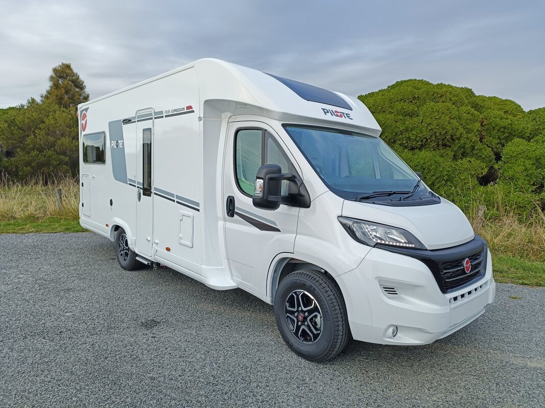 Pilote Pacific P696U
